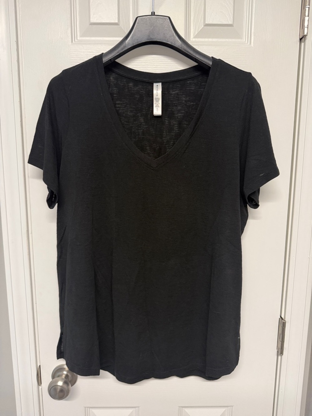 Athleta Black V-Neck Short Sleeve Tee - Classic Fit
